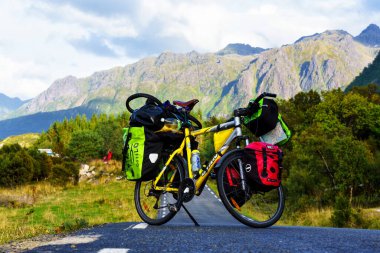 LOFOTEN, NORway - 10 Eylül 2019: Lofoten, Norveç 'te ağır yüklü bisiklet ve çantalar - İskandinavya' da popüler turist ve bisikletçi durağı