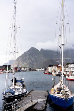 HENNINGSVAER, NORway - SEPT 5, 2019: Henningsvaer limanının Henningsvaer, Lofoten Adaları, Norveç 'te bulunan küçük bir balıkçı köyü