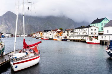 HENNINGSVAER, NORway - SEPT 5, 2019: Henningsvaer limanının Henningsvaer, Lofoten Adaları, Norveç 'te bulunan küçük bir balıkçı köyü