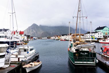 HENNINGSVAER, NORway - SEPT 5, 2019: Henningsvaer limanının Henningsvaer, Lofoten Adaları, Norveç 'te bulunan küçük bir balıkçı köyü
