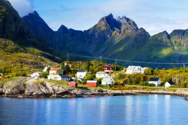 Lofoten takımadalarında A, Tind ve Reine köyleri, Nordland, Norveç. Lofoten, dünyanın dört bir yanından gelen turistler için popüler bir turizm beldesi. Ayırt edici bir manzarası var..