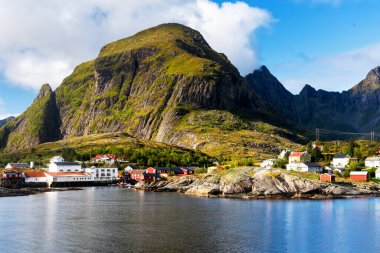 Lofoten takımadalarında A, Tind ve Reine köyleri, Nordland, Norveç. Lofoten, dünyanın dört bir yanından gelen turistler için popüler bir turizm beldesi. Ayırt edici bir manzarası var..