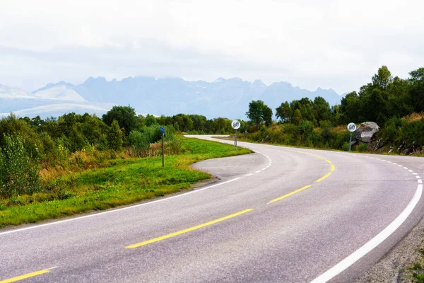 Escénica Carretera Asfalto Través Hermosa Vista Montaña Isla Lofoten Noruega — Foto de Stock