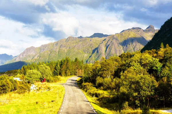 秋の間 ノルウェーのロフテン島の山の美しい景色を通して風光明媚なアスファルトの道路 ロードトリップ 冒険の概念 — ストック写真