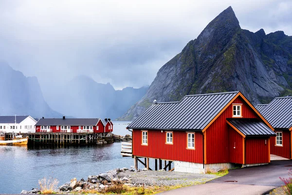 Slavná Turistická Atrakce Rybářská Vesnice Hamnoy Lofotenských Ostrovech Norsko Červenými — Stock fotografie