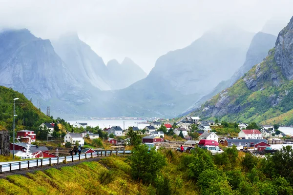 典型的なロフテン湾の景色 素敵な牧歌的な一日のシーン ロフテン島は 世界中の人々のための人気のある観光地であり まだ人気を集めています ノルウェー ヨーロッパ — ストック写真
