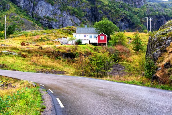 ノルウェーのロフトテン諸島にある伝統的な北欧の木造夏の家 — ストック写真