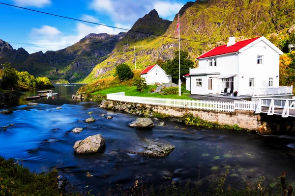 Casa Verão Branca Pelo Córrego Fluindo Reine Lofoten Noruega — Fotografia de Stock