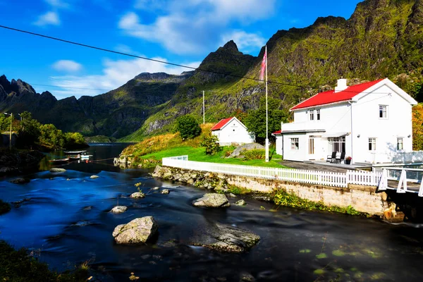 Casa Verão Branca Pelo Córrego Fluindo Reine Lofoten Noruega — Fotografia de Stock