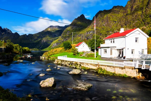 Casa Verão Branca Pelo Córrego Fluindo Reine Lofoten Noruega — Fotografia de Stock