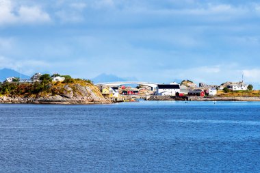 Tipik bir Lofoten Körfezi manzarası. Güzel, huzurlu bir günün sahnesi var. Lofoten Adaları dünyanın dört bir yanından gelen insanlar için popüler bir turizm merkezidir ve hala popülerlik kazanmaktadır. Norveç, Avrupa