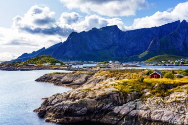Tipik bir Lofoten Körfezi manzarası. Güzel, huzurlu bir günün sahnesi var. Lofoten Adaları dünyanın dört bir yanından gelen insanlar için popüler bir turizm merkezidir ve hala popülerlik kazanmaktadır. Norveç, Avrupa