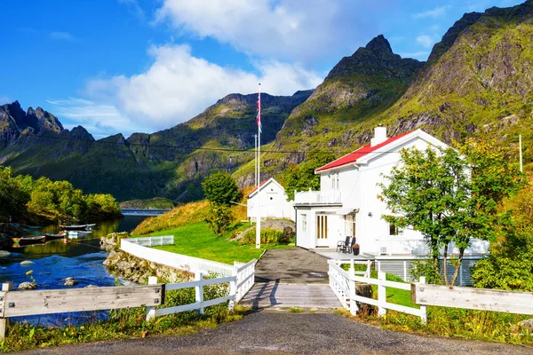 Maison Été Blanche Bord Ruisseau Reine Lofoten Norvège — Photo