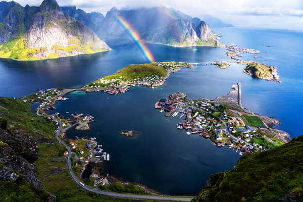 Sunny Légi Panoráma Lenyűgöző Hegyekre Falu Reine Lofoten Szigetek Norvégia — Stock Fotó