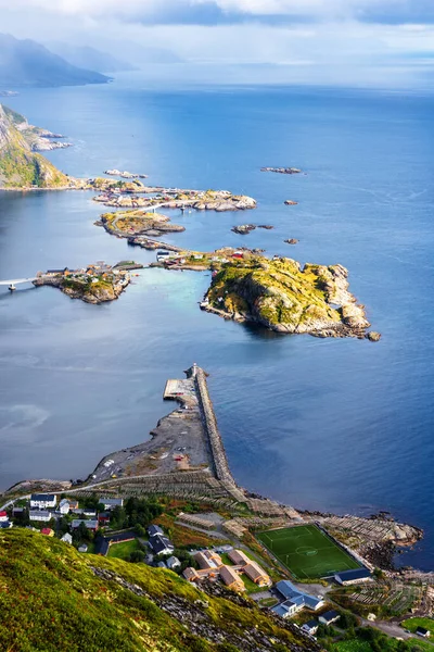 美しい山々やロフテン島のラインの村で日当たりの良い空中パノラマビュー ラインブリンゲン尾根からノルウェー 虹と険しい峰の風景風景 — ストック写真