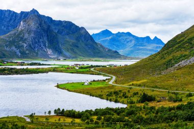Tipik bir Lofoten Körfezi manzarası. Güzel, huzurlu bir günün sahnesi var. Lofoten Adaları dünyanın dört bir yanından gelen insanlar için popüler bir turizm merkezidir ve hala popülerlik kazanmaktadır. Norveç, Avrupa
