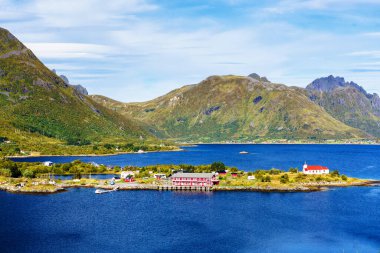 Tipik bir Lofoten Körfezi manzarası. Güzel, huzurlu bir günün sahnesi var. Lofoten Adaları dünyanın dört bir yanından gelen insanlar için popüler bir turizm merkezidir ve hala popülerlik kazanmaktadır. Norveç, Avrupa