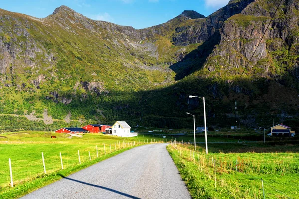 Egy Kis Farm Lofoten Szigeteken Nyár Hajnalán Lofotes Népszerű Turisztikai — Stock Fotó