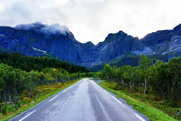 秋の間 ノルウェーのロフテン島の山の美しい景色を通して風光明媚なアスファルトの道路 ロードトリップ 冒険の概念 — ストック写真
