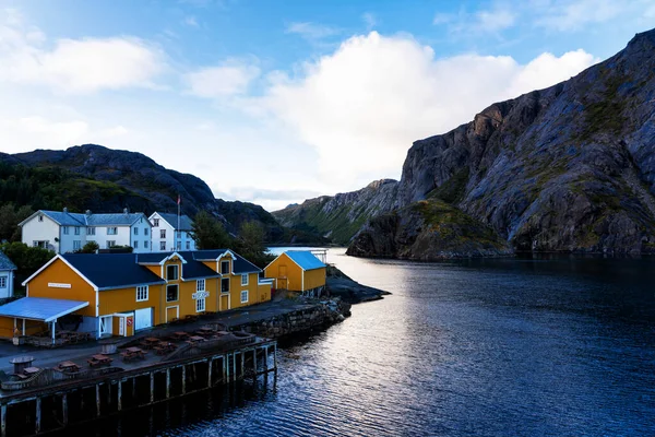 Nusfjord Přístav Barevnými Červenými Rybářskými Domy Plachetnice Klidném Večeru Lofoten — Stock fotografie