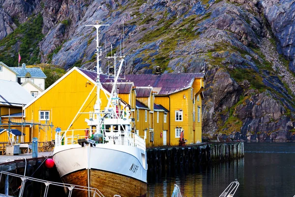 Nusfjord Harbor Colorful Red Fishing Houses Sailing Boat Peaceful Evening — Stock Photo, Image