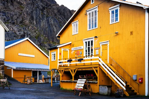 Nusfjord Přístav Barevnými Červenými Rybářskými Domy Plachetnice Klidném Večeru Lofoten — Stock fotografie