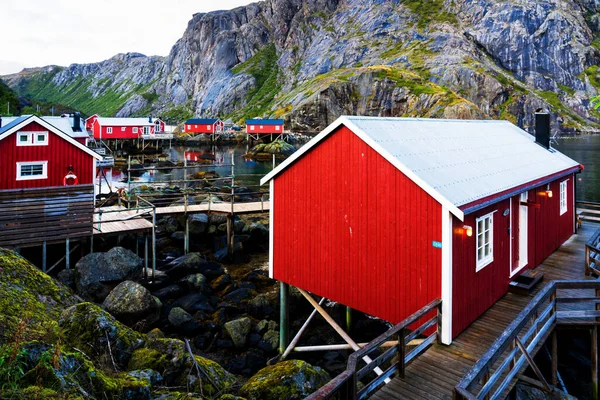 Nusfjord Hamn Med Färgglada Röda Fiskehus Och Segelbåt Lugn Kväll — Stockfoto