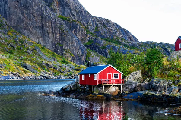 Nusfjord Porto Com Coloridas Casas Pesca Vermelhas Barco Vela Uma — Fotografia de Stock