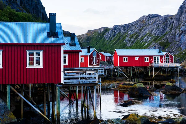 ノルウェーのロフトテン島の静かな夜にカラフルな赤い漁船とセーリングボートを持つヌスフィヨルド港 — ストック写真