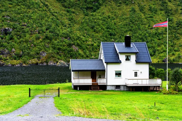 Tradicional Casa Madeira Nórdica Sumer Lofoten Arquipélago Noruega — Fotografia de Stock