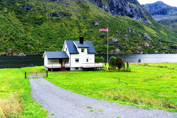 Tradycyjny Nordycki Drewniany Domek Letniskowy Archipelagu Lofoten Norwegia — Zdjęcie stockowe