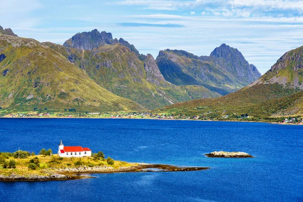 Μια Τυπική Θέα Lofoten Κόλπο Σκηνή Μια Υπέροχη Ειδυλλιακή Μέρα — Φωτογραφία Αρχείου