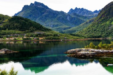 Tipik bir Lofoten göl manzarası. Güzel bir günün sahnesi. Lofoten Adaları dünyanın dört bir yanından gelen insanlar için popüler bir turizm merkezidir ve hala popülerlik kazanmaktadır. Norveç Avrupa