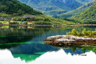 Tipik bir Lofoten göl manzarası. Güzel bir günün sahnesi. Lofoten Adaları dünyanın dört bir yanından gelen insanlar için popüler bir turizm merkezidir ve hala popülerlik kazanmaktadır. Norveç Avrupa