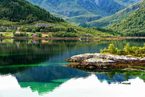 Typický Výhled Jezero Lofoten Scéna Krásného Dne Lofotenské Ostrovy Jsou — Stock fotografie