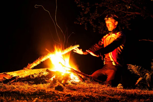 Lofoten Noruega Septiembre 2019 Hombre Haciendo Una Hoguera Bosque —  Fotos de Stock