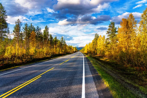 Escénica Carretera Asfalto Través Hermosa Vista Montaña Isla Lofoten Noruega — Foto de Stock