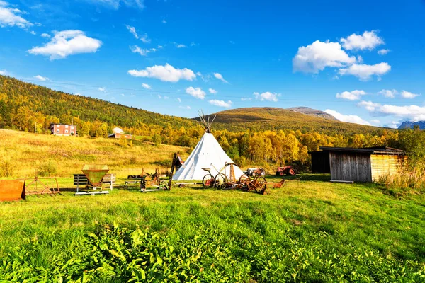 Bardu Drewniany Park Dziedzictwa Architektury Zabytkowe Budynki Maszyny Rolnicze Tipi — Zdjęcie stockowe