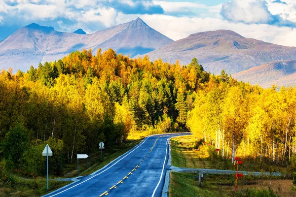 秋の間 ノルウェーのロフテン島の山の美しい景色を通して風光明媚なアスファルトの道路 ロードトリップ 冒険の概念 — ストック写真