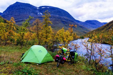 TAMOK VALLEY, NORway - 9 Eylül 2019. Güneşli, sakin bir sabahta Norveç Denizi kıyısında kurulmuş ıssız bir çadır..