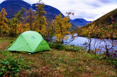 TAMOK VALLEY, NORway - 9 Eylül 2019. Güneşli, sakin bir sabahta Norveç Denizi kıyısında kurulmuş ıssız bir çadır..