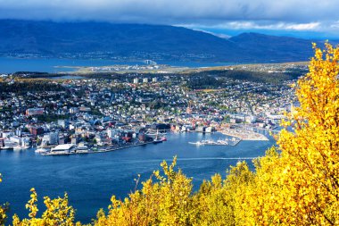 Kuzey Norveç 'teki Tromso kasabasının güzel sonbahar manzarasının en güzel manzarası - popüler kuzey ışığı turizm beldesi