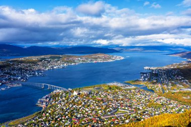 Kuzey Norveç 'teki Tromso kasabasının güzel sonbahar manzarasının en güzel manzarası - popüler kuzey ışığı turizm beldesi