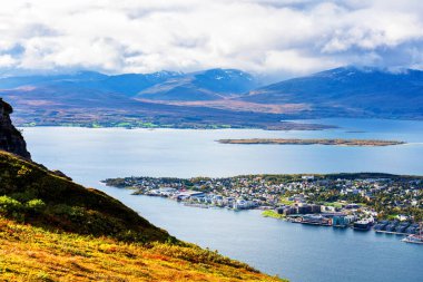 Kuzey Norveç 'teki Tromso kasabasının güzel sonbahar manzarasının en güzel manzarası - popüler kuzey ışığı turizm beldesi