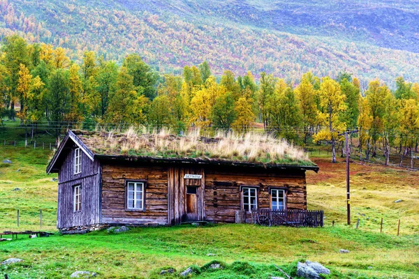 날씨가 노르웨이 밸리에서 여름용 오두막을 정리하는 — 스톡 사진