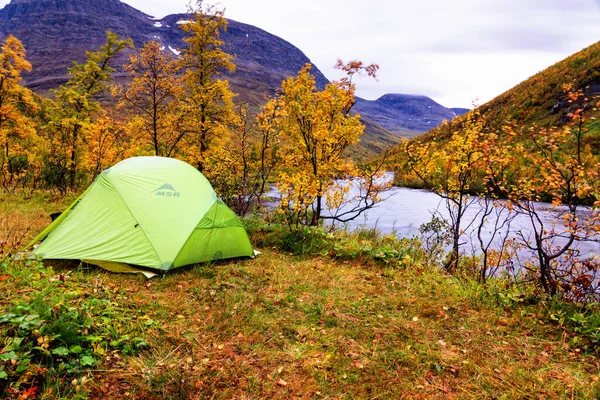 TAMOK VALLEY, NORway - 9 Eylül 2019. Güneşli, sakin bir sabahta Norveç Denizi kıyısında kurulmuş ıssız bir çadır..