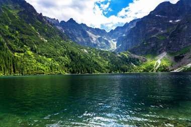 Yüksek Tatras Dağları (Vysoke Tatry, Tatry Wysokie, Magas-Tatra), Polonya 'nın güneyinde, Presov bölgesinde Slovakya sınırı boyunca uzanan bir sıradağdır..