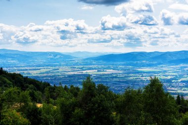 Polonya Beskid Maly 'deki Magurka yamaçlarından Bielsko Biala şehrinin panoramik görüntüsü. Bielsko, dağların eteklerinde iyi bir turistik altyapıya sahip bir şehirdir..