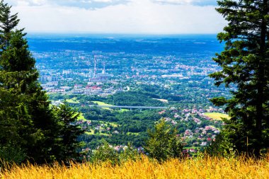 Polonya Beskid Maly 'deki Magurka yamaçlarından Bielsko Biala şehrinin panoramik görüntüsü. Bielsko, dağların eteklerinde iyi bir turistik altyapıya sahip bir şehirdir..