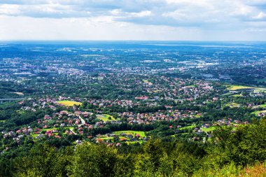 Polonya Beskid Maly 'deki Magurka yamaçlarından Bielsko Biala şehrinin panoramik görüntüsü. Bielsko, dağların eteklerinde iyi bir turistik altyapıya sahip bir şehirdir..